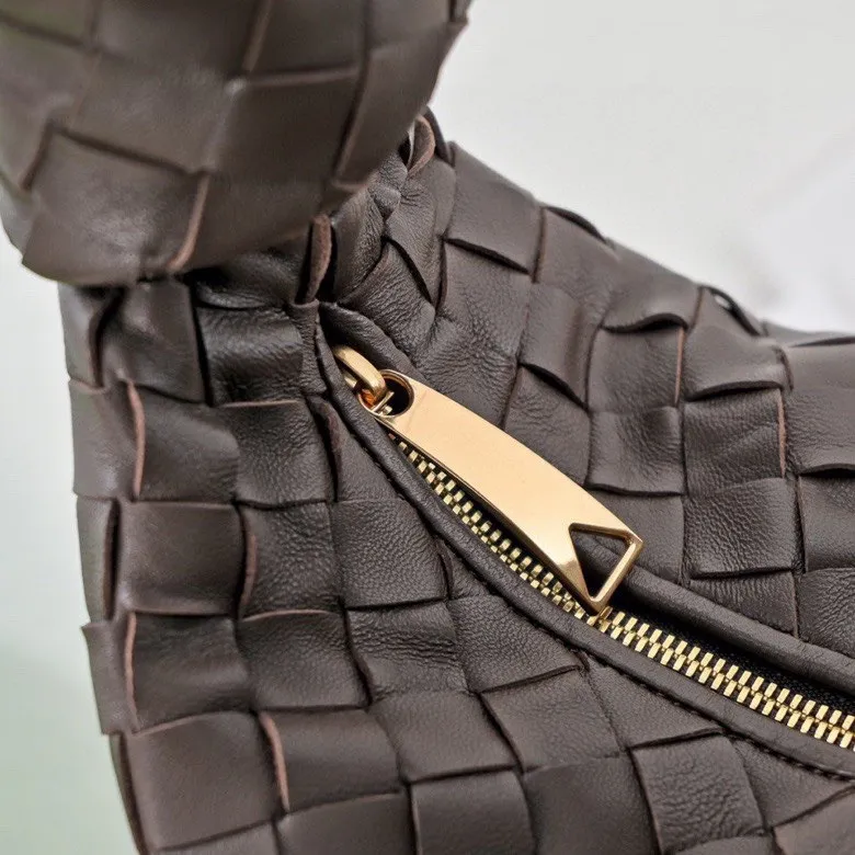 Batch 1460 BV Bottega Veneta 2022 Early Spring New Ladies Medium JODIE Handbag BV Bag 🔥The new method is to round the corners on the original basis and knot the round hobo bag with classic woven leather. The most iconic triangular pull-out design, using sheepskin draped soft shape, is super suitable for concave shapes~ Jodie feels really gentle to people, and is definitely the best item for daily matching. It has the same weave, new elements and twists, and is versatile. It is the new favorite of street style Internet celebrities! Size: 36*21*13 Model: 6697